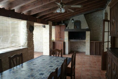 Comedor rústico con chimenea abierta