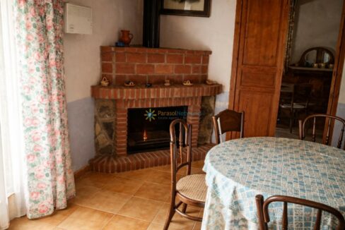 Comedor rústico con chimenea acogedora