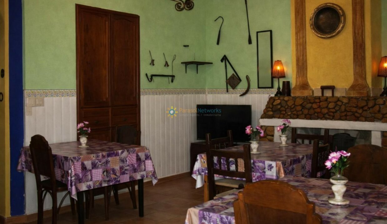 Comedor rústico con detalles acogedores