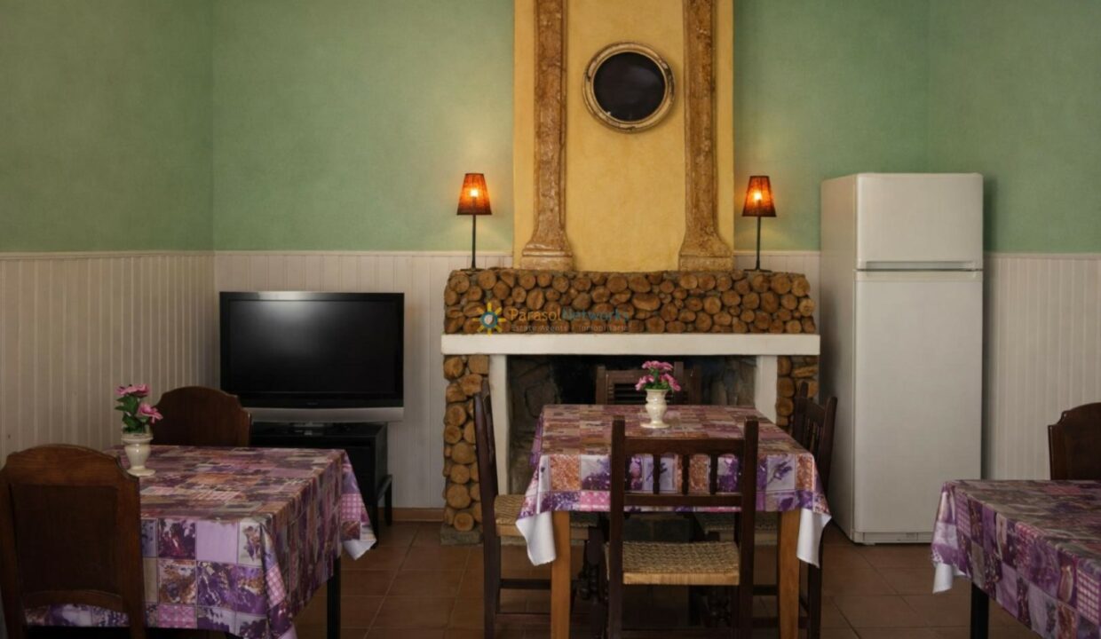 Comedor rústico con detalles florales