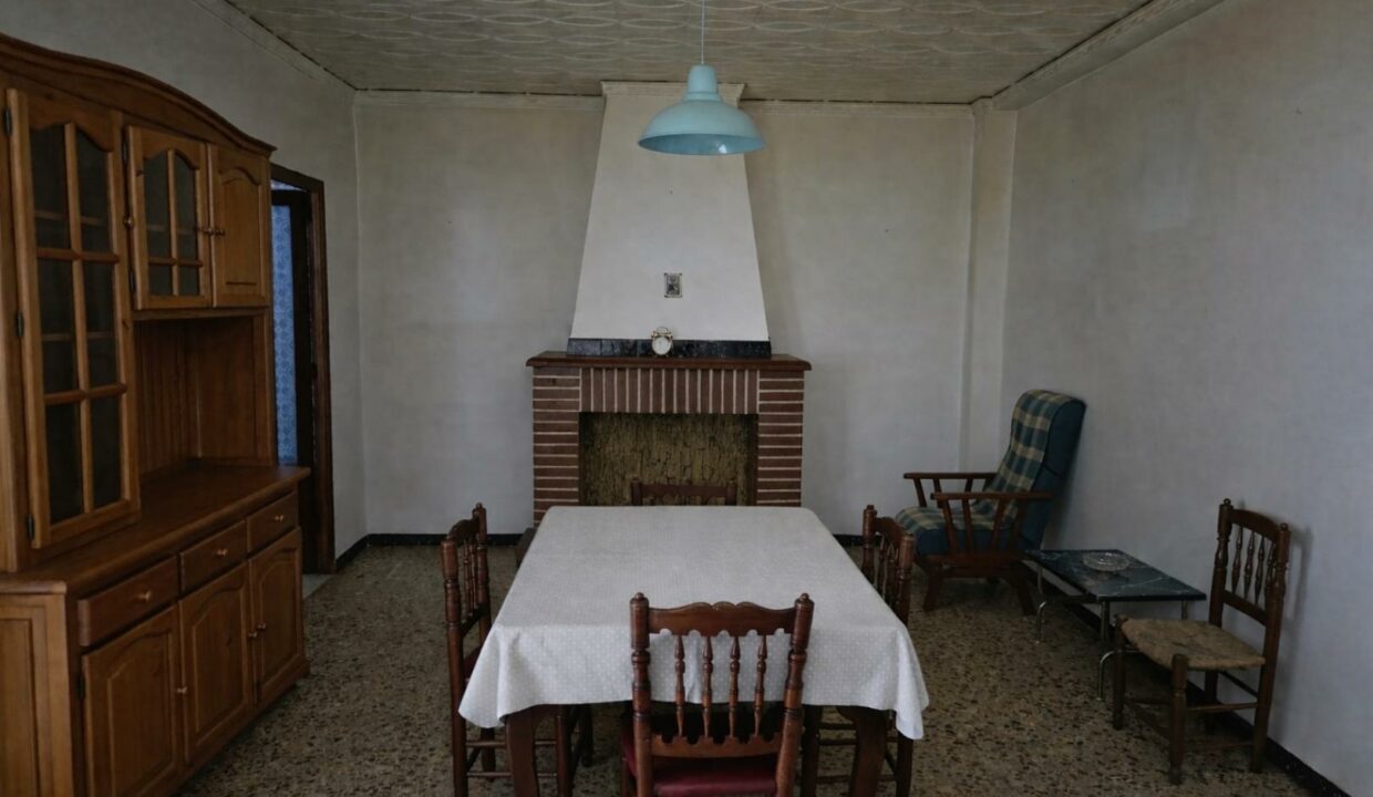 Comedor tradicional con chimenea de ladrillo