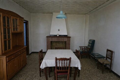 Comedor tradicional con chimenea de ladrillo