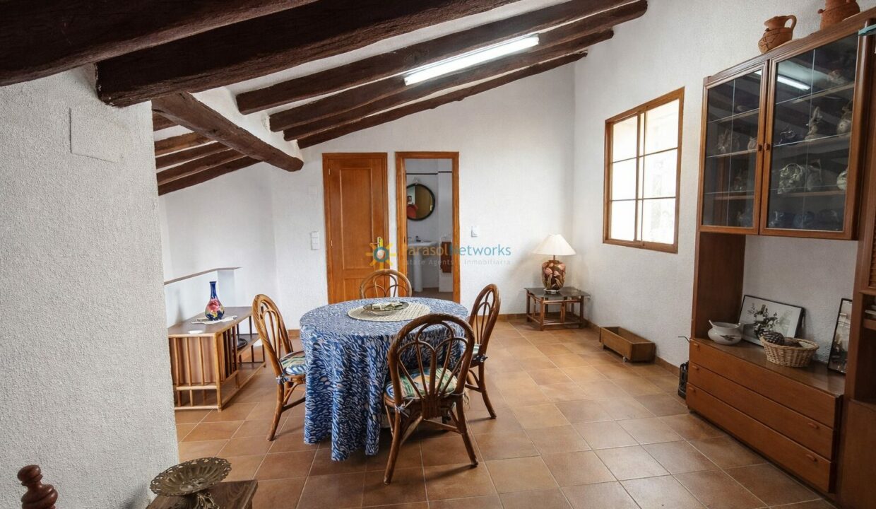 Comedor tradicional con detalles cerámicos (1)