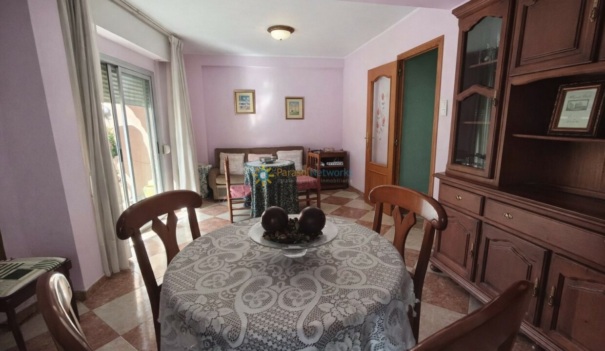 Comedor tradicional con detalles en rosa