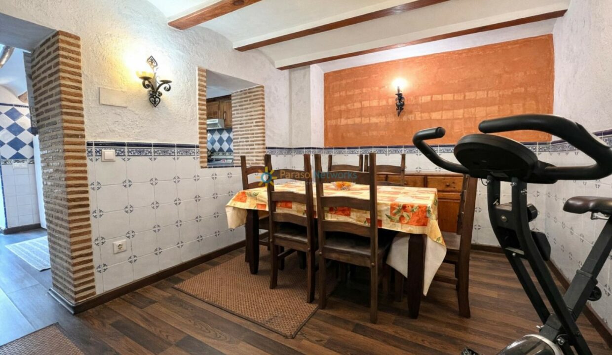 Comedor tradicional con detalles rústicos