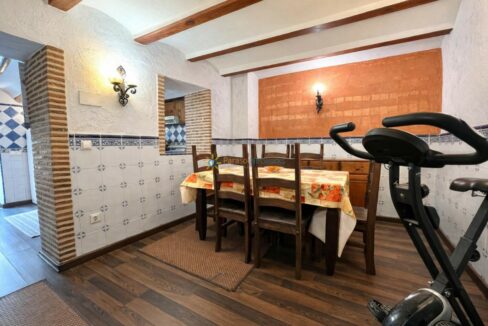 Comedor tradicional con detalles rústicos