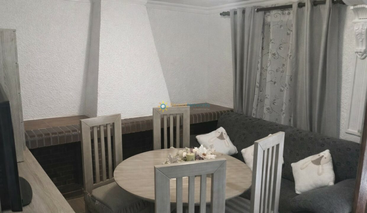 Comedor y sala en tonos neutros