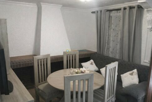 Comedor y sala en tonos neutros