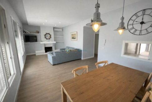 Comedor y sala moderna con luz natural