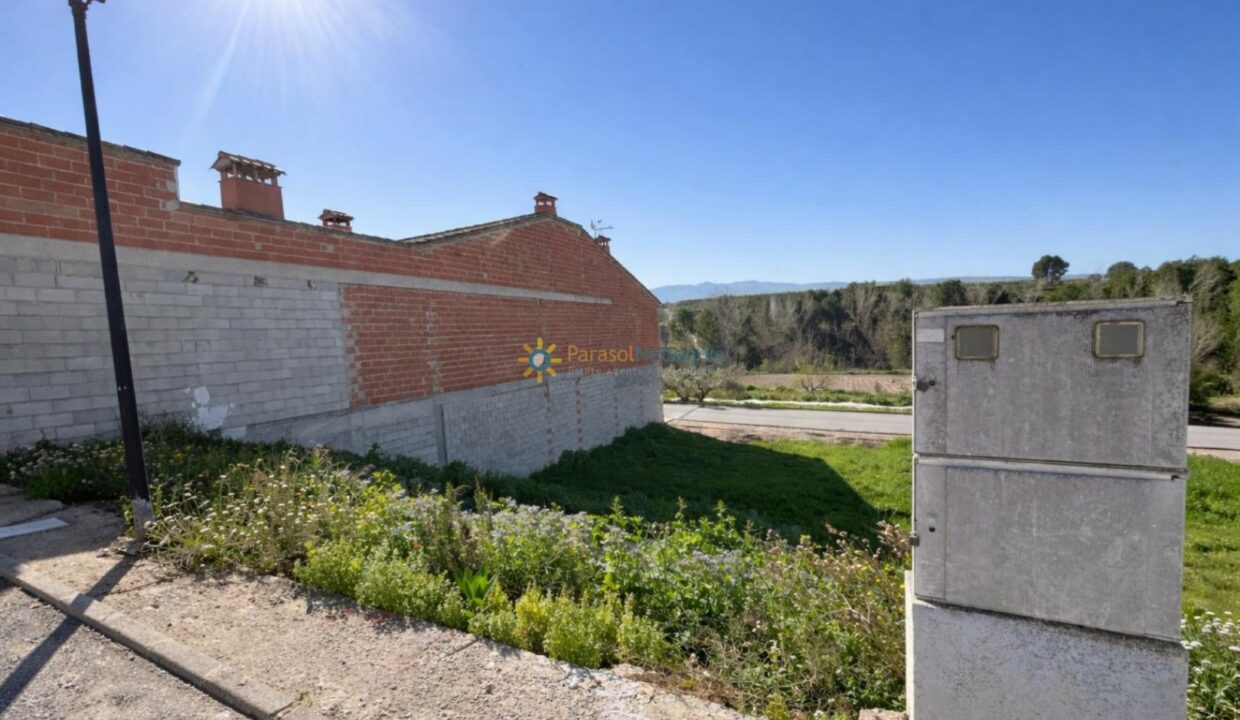 Construcción a medio terminar en paisaje rural