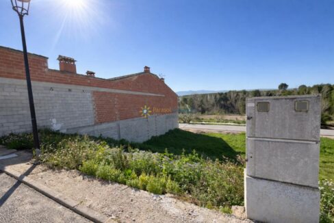 Construcción a medio terminar en paisaje rural