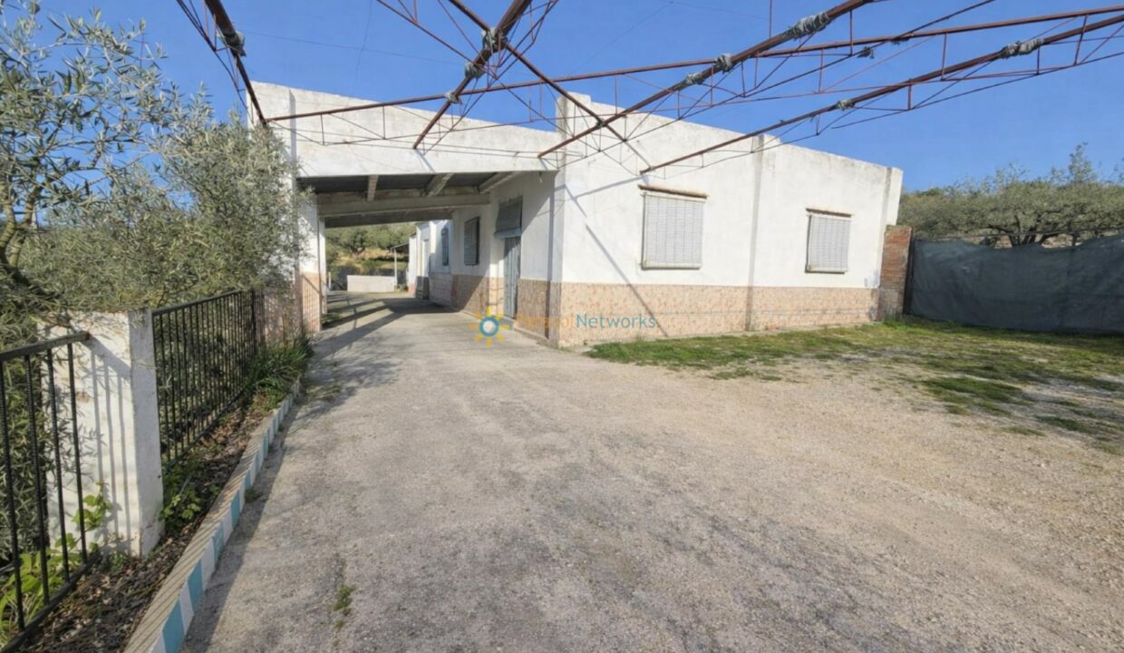 Construcción rural con camino de gravilla