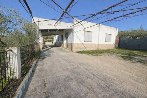 Construcción rural con camino de gravilla