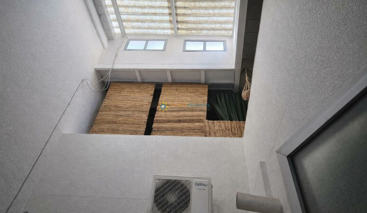 Courtyard con techado de plástico transparente