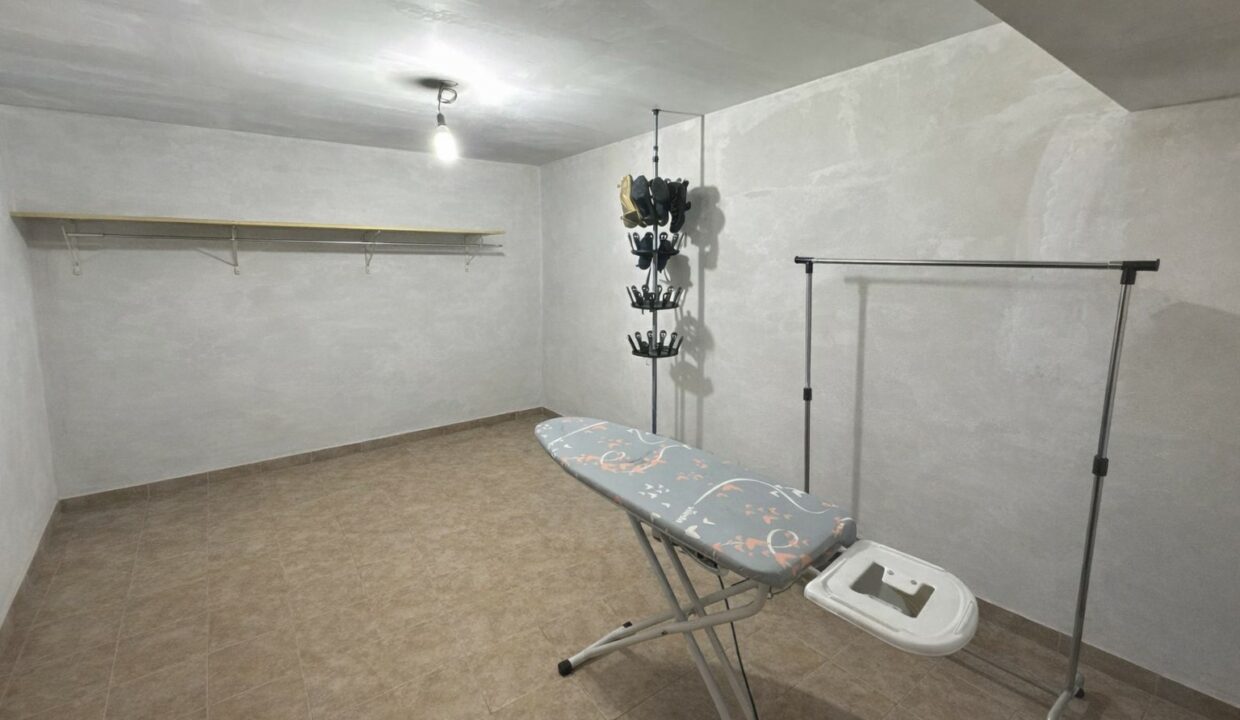 Cuarto de lavado ordenado y despejado