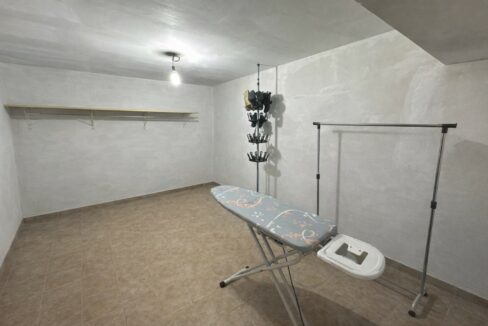 Cuarto de lavado ordenado y despejado