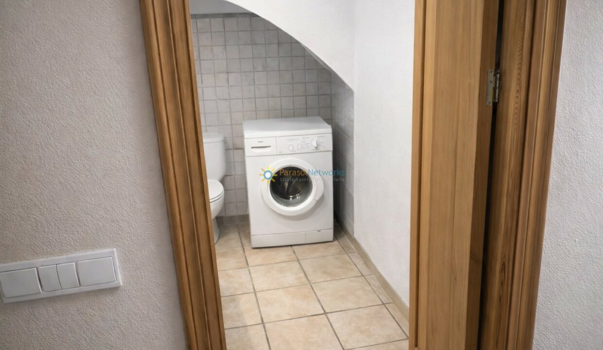 Cuarto de lavandería iluminado y ordenado(1)