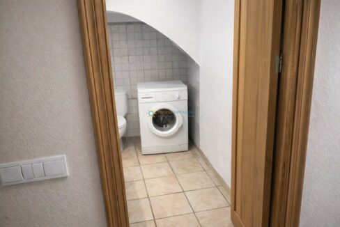 Cuarto de lavandería iluminado y ordenado(1)