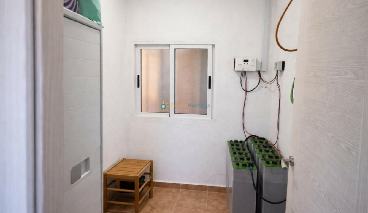 Cuarto de utilidad con baterías solares