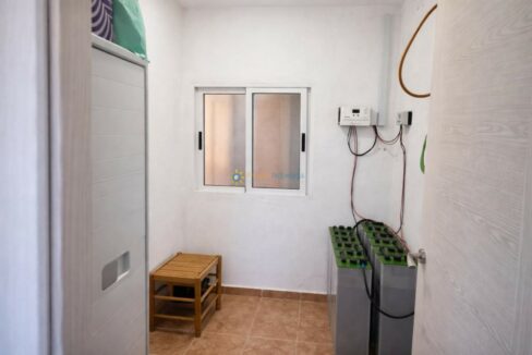 Cuarto de utilidad con baterías solares