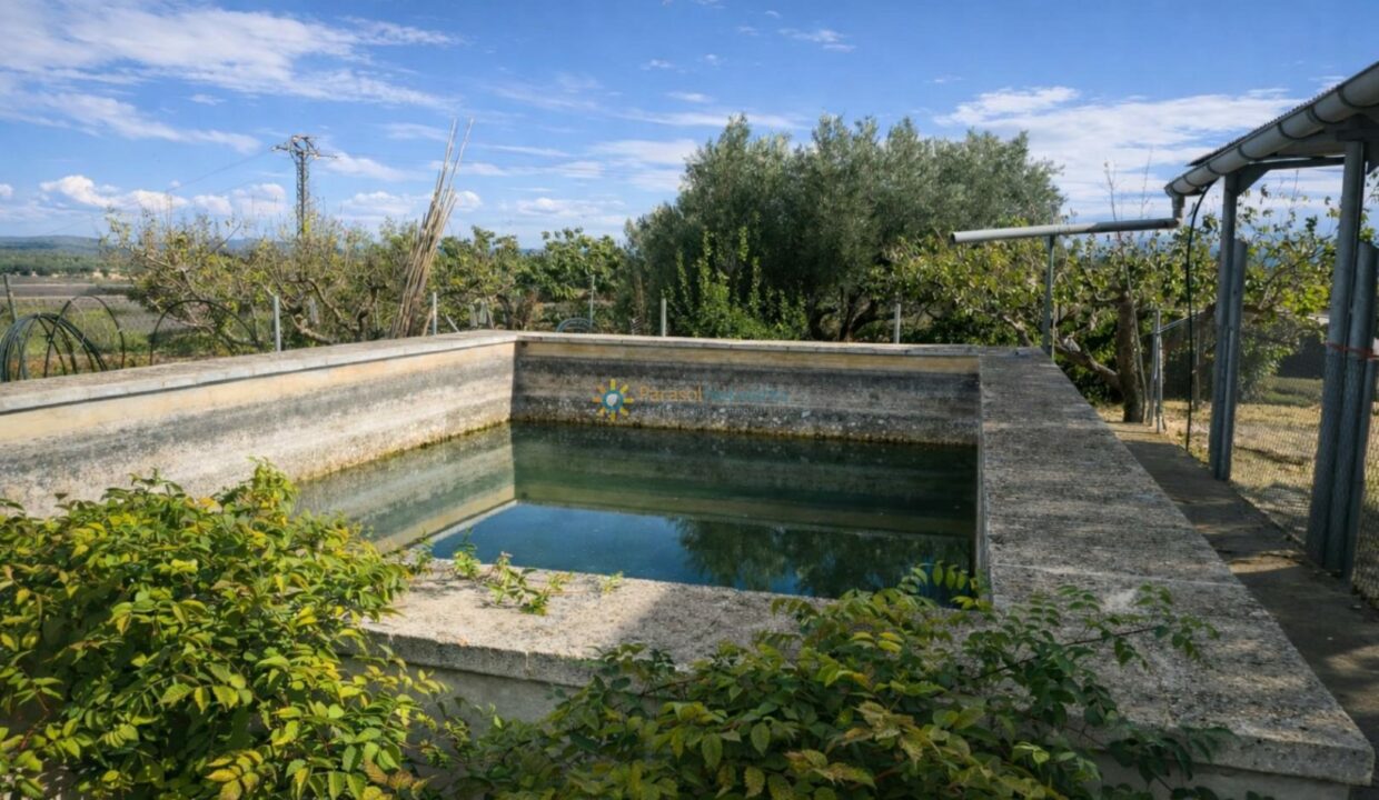 Depósito de agua en paisaje rural (1)