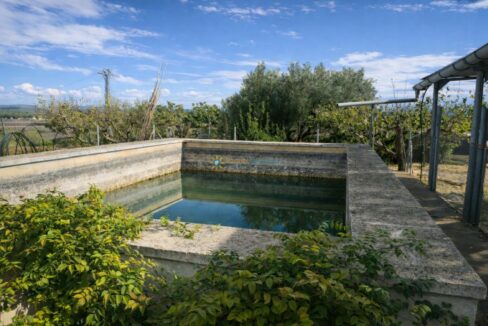 Depósito de agua en paisaje rural (1)
