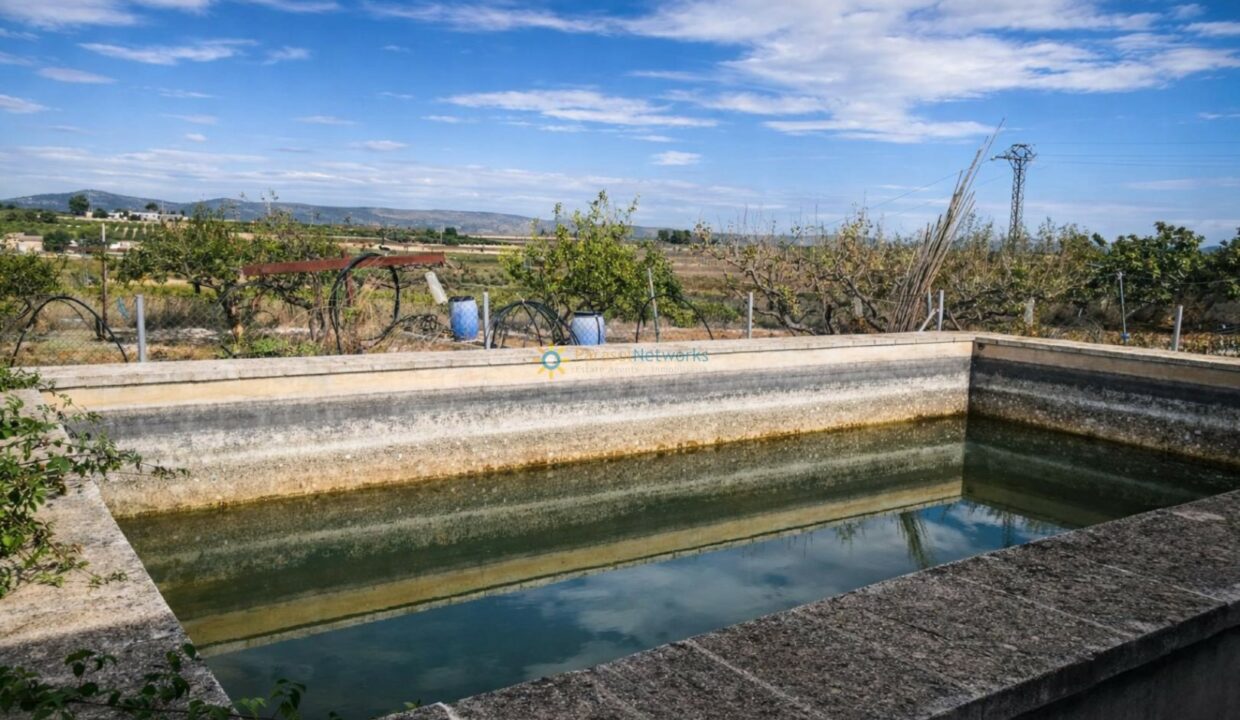 Deposito de agua en paisaje rural