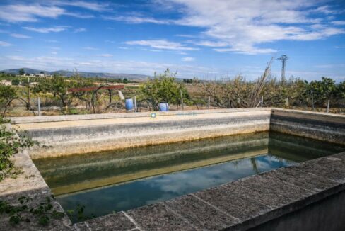 Deposito de agua en paisaje rural