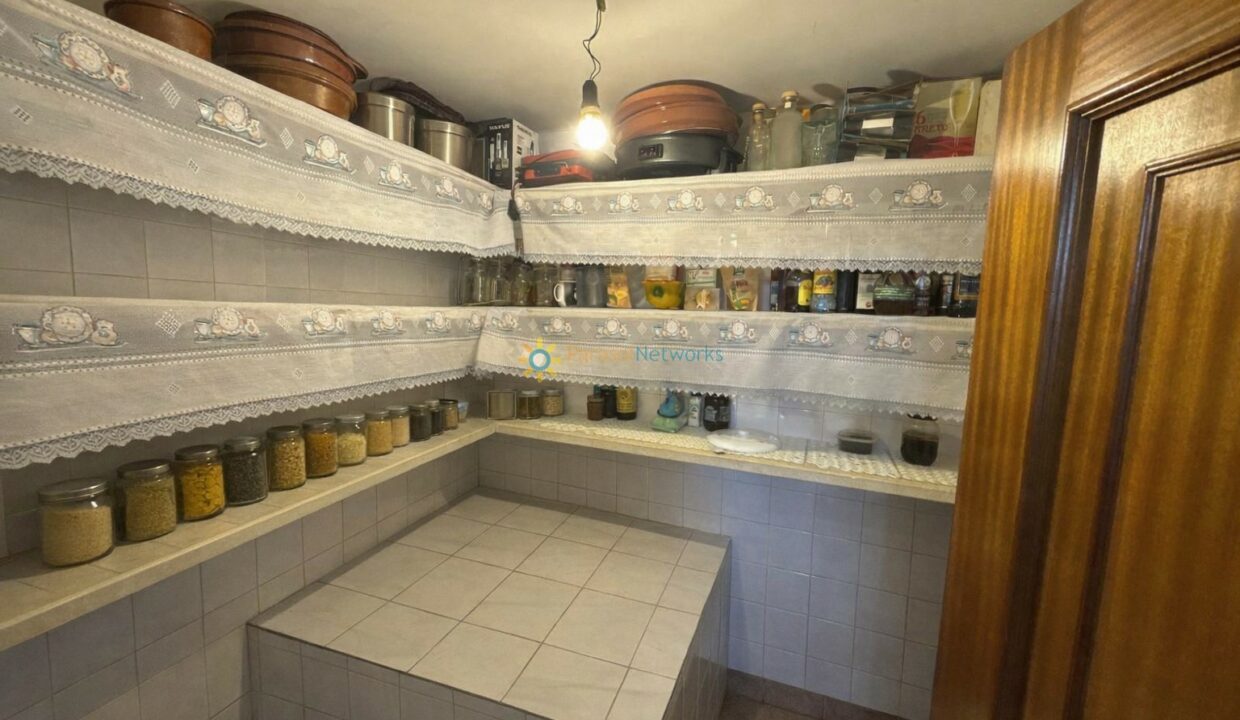 Despensa ordenada con estanterías de encaje