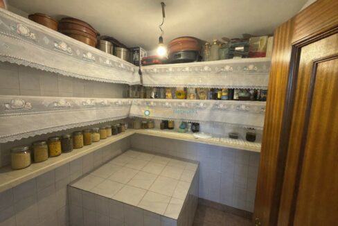 Despensa ordenada con estanterías de encaje