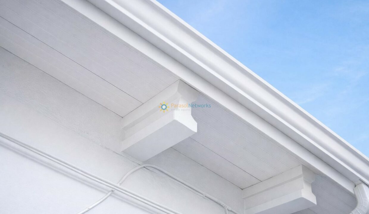 Detalles de alero y tejado blanco