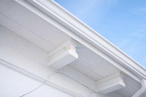 Detalles de alero y tejado blanco