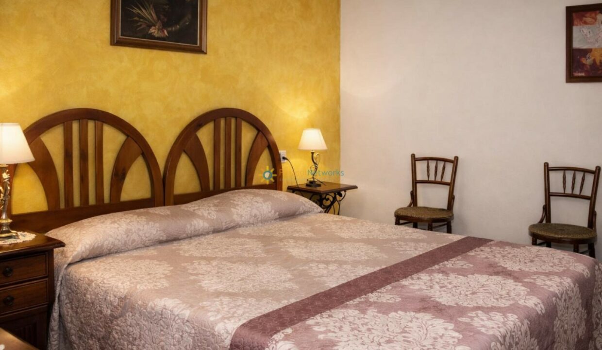 Dormitorio acogedor con cama grande