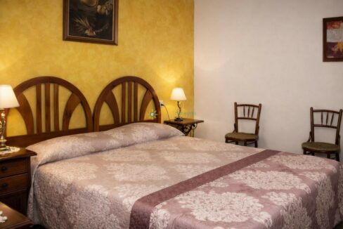 Dormitorio acogedor con cama grande