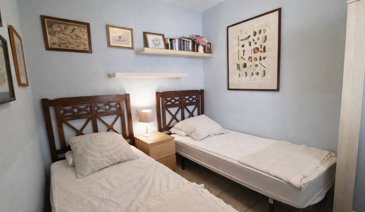 Dormitorio acogedor con detalles decorativos