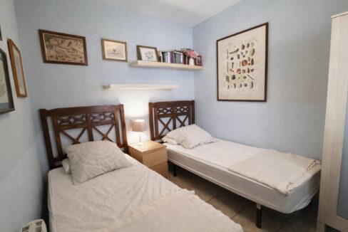 Dormitorio acogedor con detalles decorativos