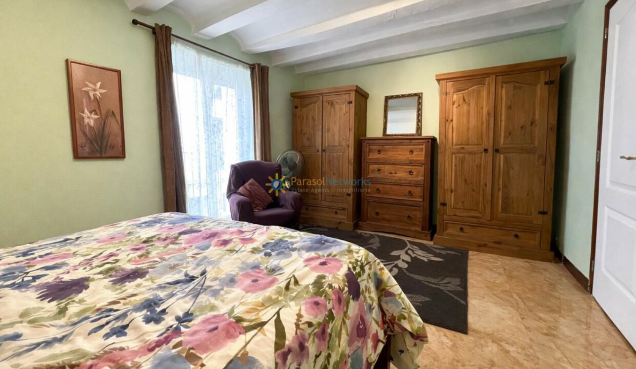 Dormitorio acogedor con detalles florales