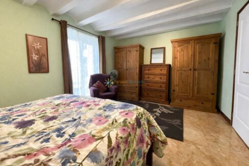 Dormitorio acogedor con detalles florales