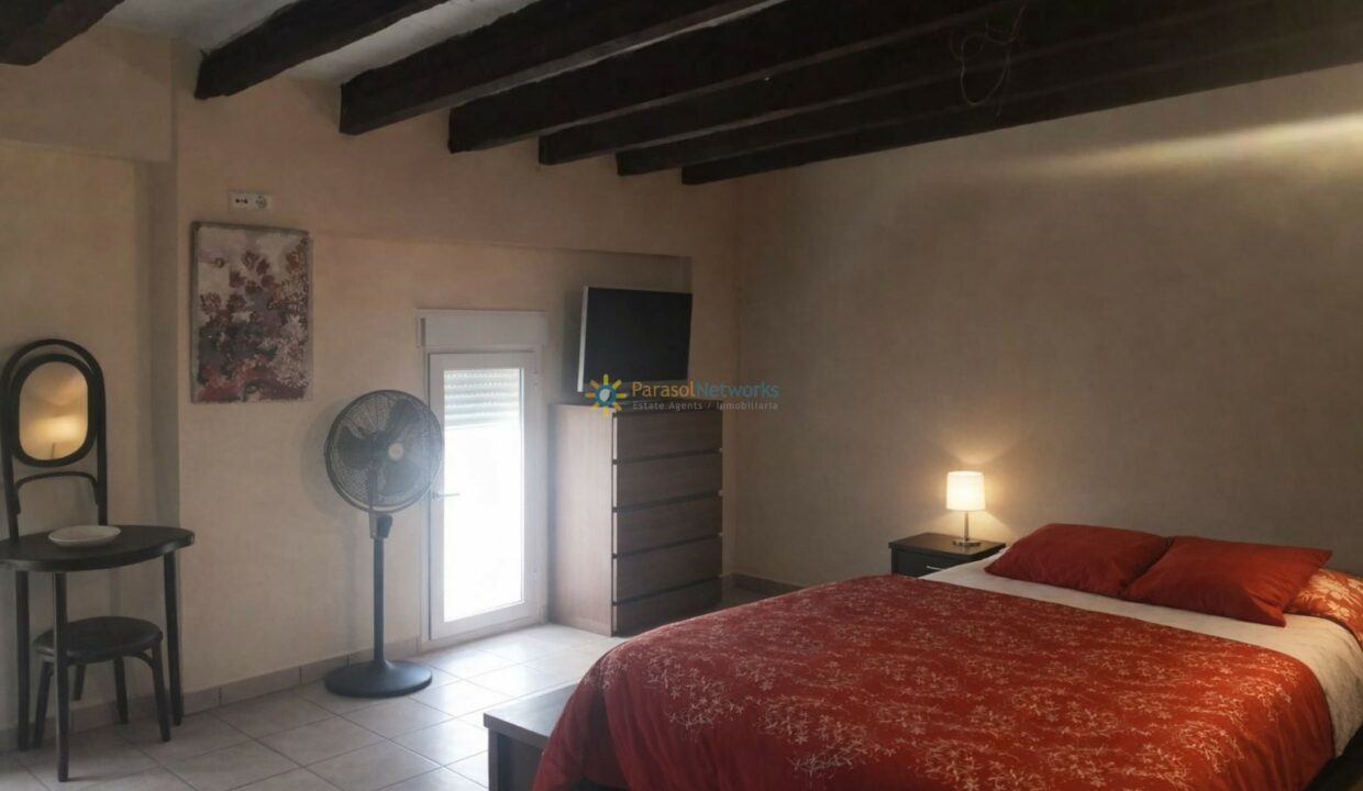 Dormitorio acogedor con detalles modernos