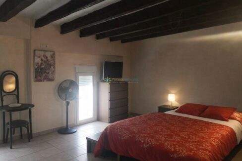 Dormitorio acogedor con detalles modernos