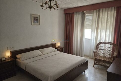 Dormitorio acogedor con luz natural