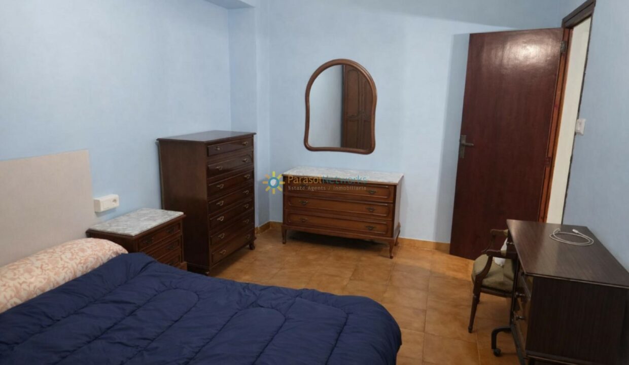 Dormitorio acogedor con muebles oscuros