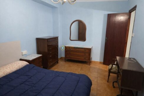 Dormitorio acogedor con muebles oscuros
