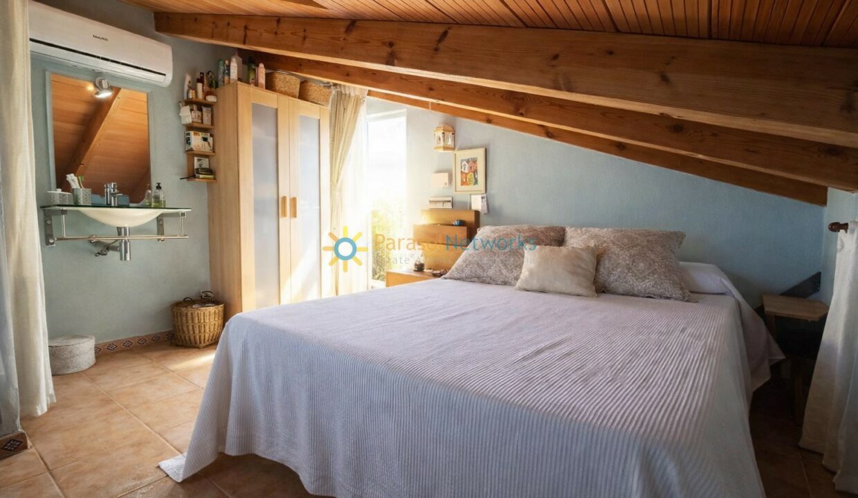 Dormitorio attic con luz natural