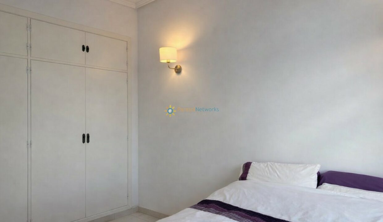 Dormitorio con detalles en tonos morados