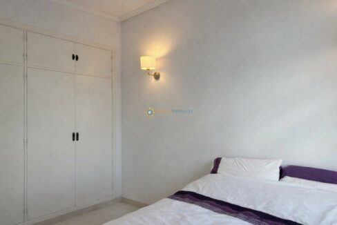 Dormitorio con detalles en tonos morados