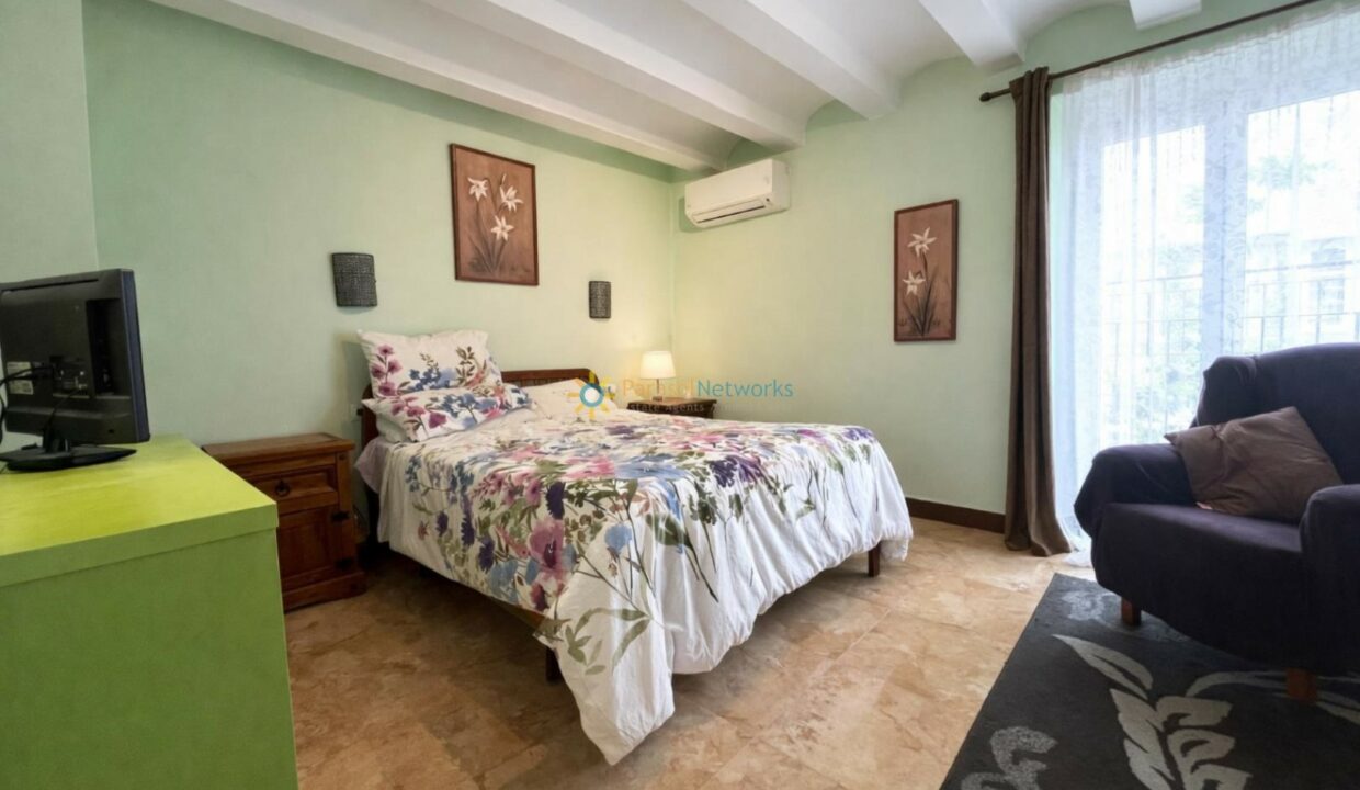 Dormitorio con detalles florales y luz natural