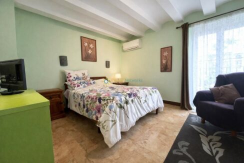 Dormitorio con detalles florales y luz natural