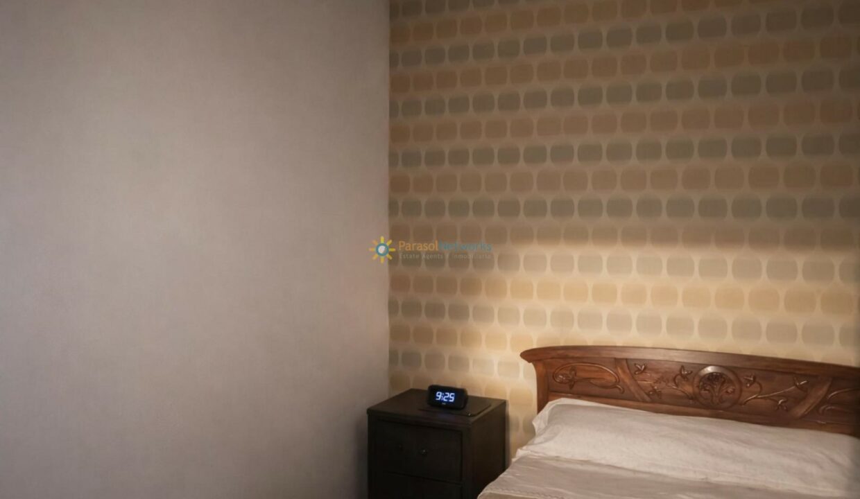 Dormitorio con detalles retro renovados