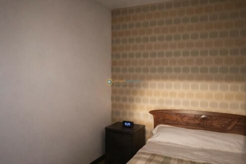 Dormitorio con detalles retro renovados